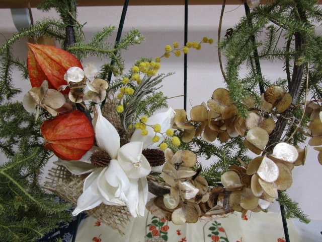 山芋の花殻を飾ったリース