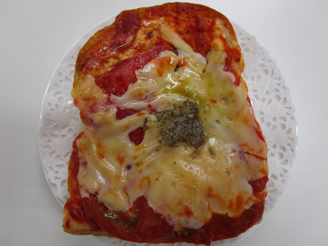 真っ赤なトマトとバジルソースのピザ